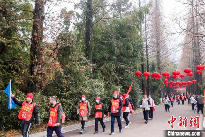 全国新年登高健身大会举行，武大靖在庆祝中发