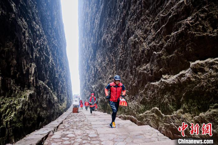 全国新年登高健身大会举行，武大靖在庆祝中发