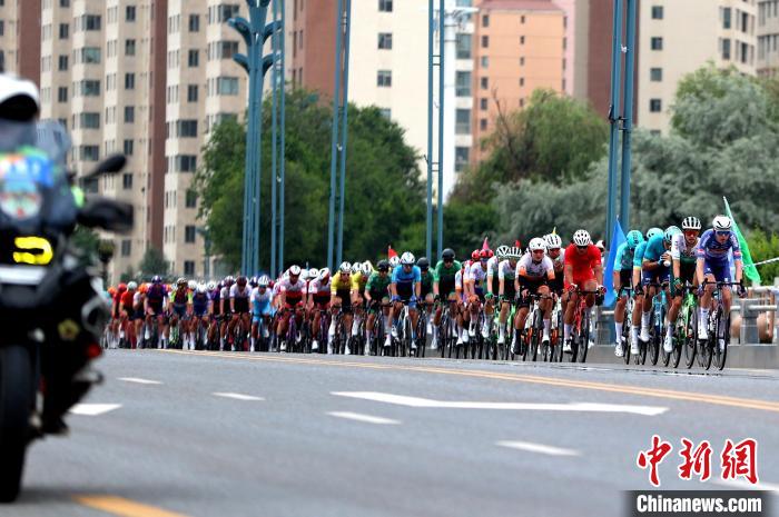 比利时车手斩获环青海湖赛首赛段冠军