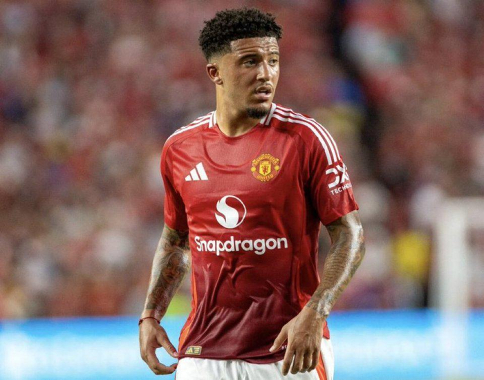 曼联夏季转会引热议 中场重建计划启动