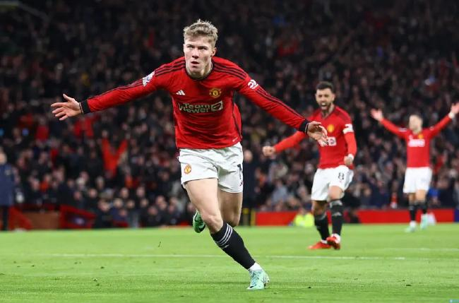 曼联夏季转会引热议 中场重建计划启动