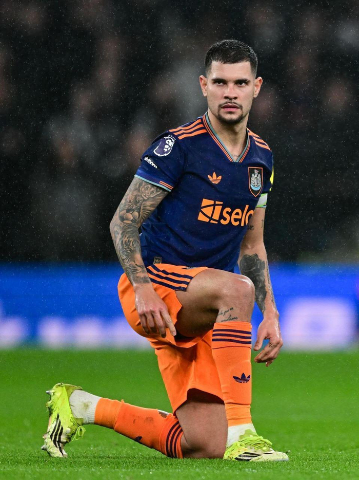 曼联夏季转会引热议 中场重建计划启动